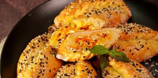 Дрожжевые пирожки с морковью и отварными яйцами (в духовке)