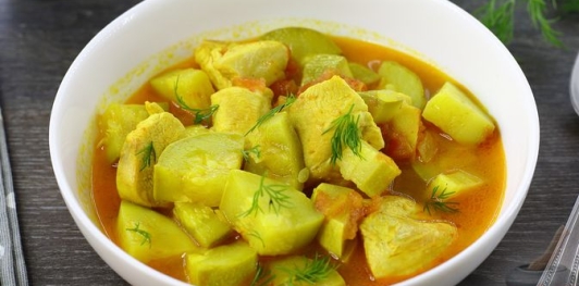 Карри с курицей и кабачками