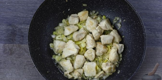 Фото приготовления рецепта: Карри с курицей и кабачками - шаг №12