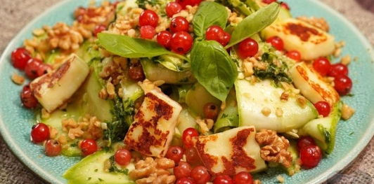 Салат из маринованных цукини с жареным сыром, смородиной и орехами