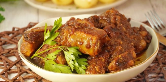Свиные рёбрышки в луковом соусе