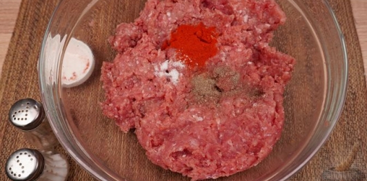 Фото приготовления рецепта: Запеканка из мясного фарша с кабачками - шаг №5